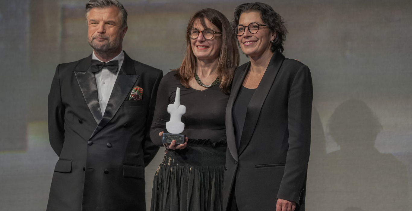 petroc_trelawny_with_jacqui_howard_and_antonella_zedda__accepting_rediscovered_work_award_ioa_2025_-_photo_gno__c__andreas_simopoulos