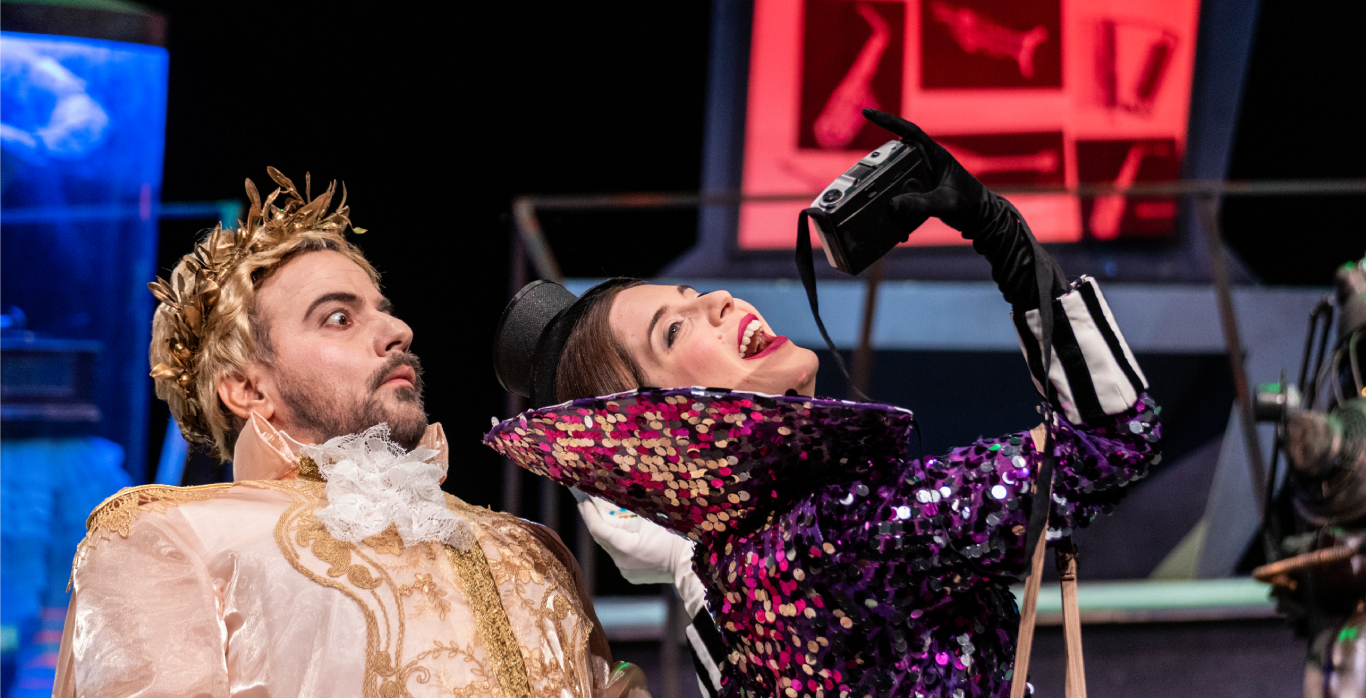 siopi_o_vasilias_akouei_silence_the_king_is_listening_gnotv_gallery3