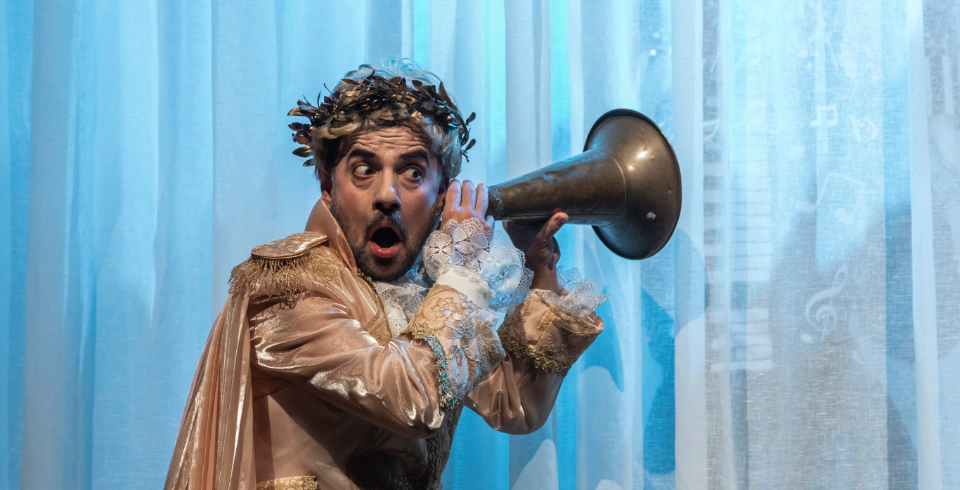 siopi_o_vasilias_akouei_silence_the_king_is_listening_gnotv_gallery4