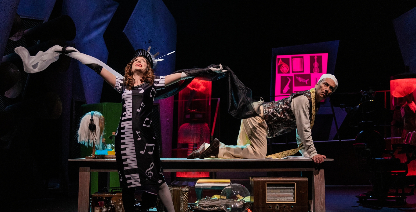 siopi_o_vasilias_akouei_silence_the_king_is_listening_gnotv_gallery9