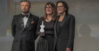 petroc_trelawny_with_jacqui_howard_and_antonella_zedda__accepting_rediscovered_work_award_ioa_2025_-_photo_gno__c__andreas_simopoulos