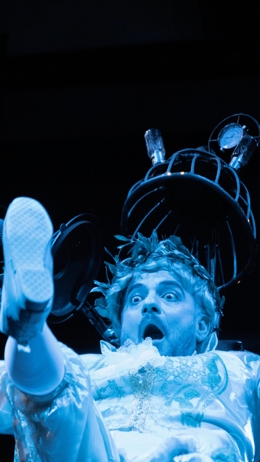 siopi_o_vasilias_akouei_silence_the_king_is_listening_gnotv_mobile